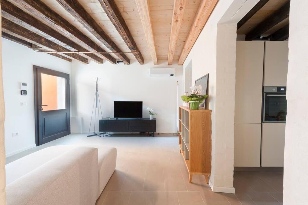 Ca' Ferrando, Brand New Apartment, Experienced Host! Apartamento