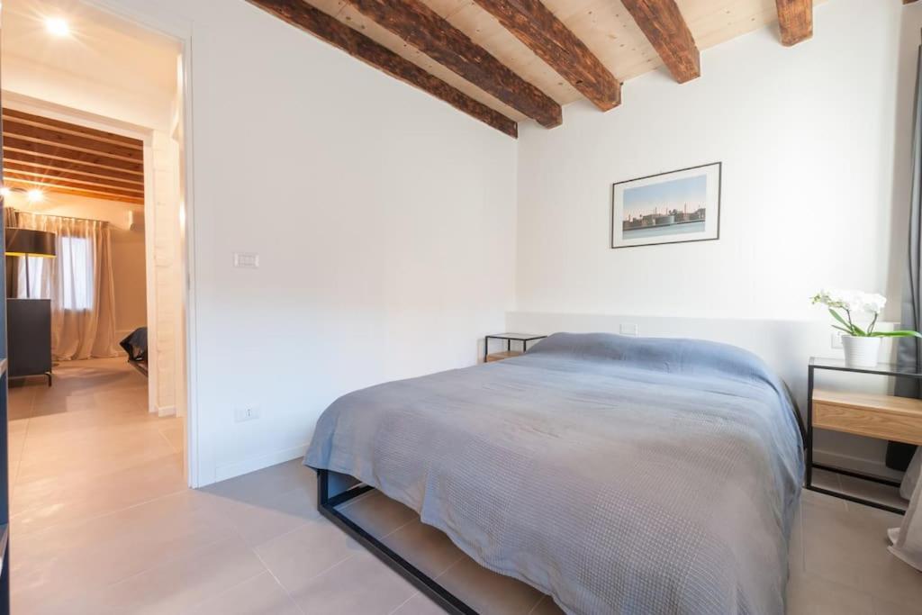 Ca' Ferrando, Brand New Apartment, Experienced Host! * Venecia